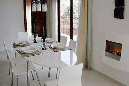 Casa Sevilla Mit Hellem Wohnbereich Und Terrasse Guia de Isora (Tenerife)